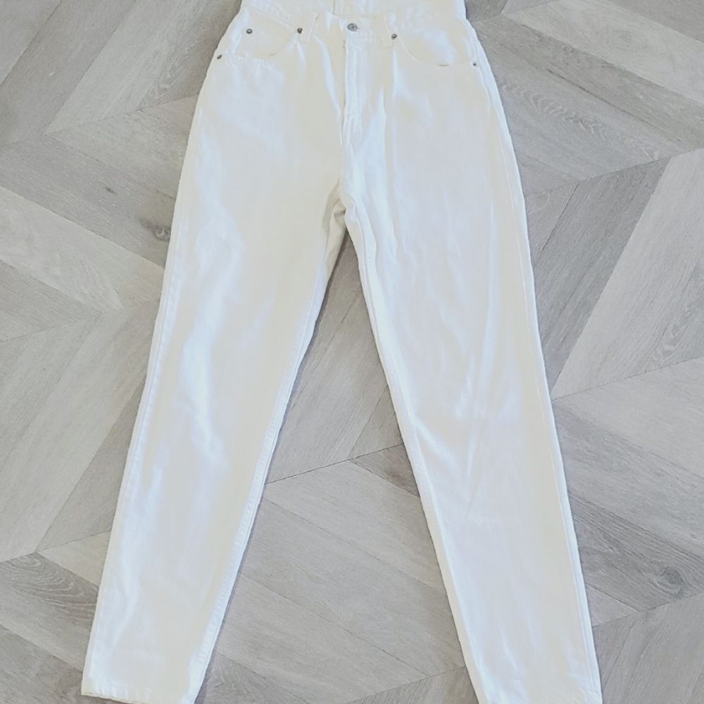 Levis Vintage 921, High Waist, Tapered Leg 100%Cotton White Jeans, Size 8M